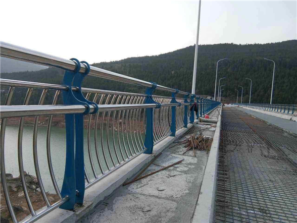 开封不锈钢桥梁护栏的特点及其在桥梁安全中的重要作用