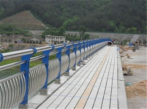 开封不锈钢桥梁护栏的特性及其在现代建筑中的应用